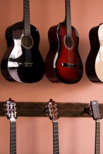gitarrer på väggen