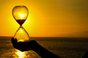 Bild på timglas i solnedgång