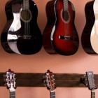 gitarrer på väggen